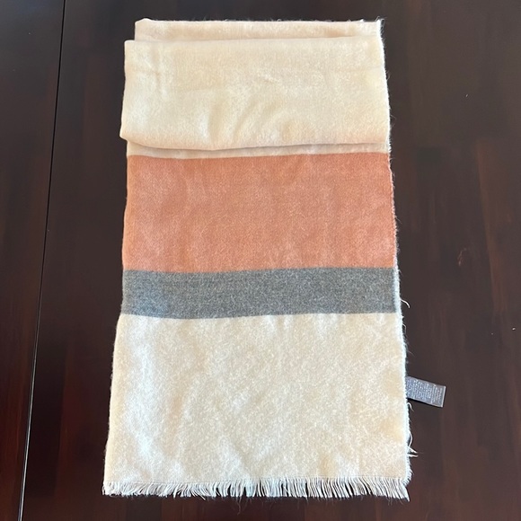 Vince Camuto blanket scarf - Picture 1 of 5